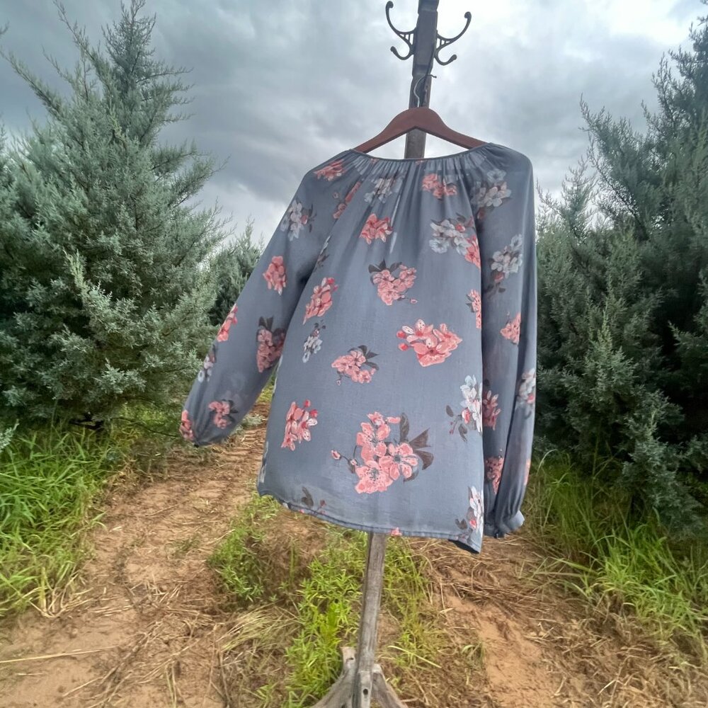 Women's Small Lucky Brand Grey Floral Long Sleeve Blouse - Picture 3 of 16